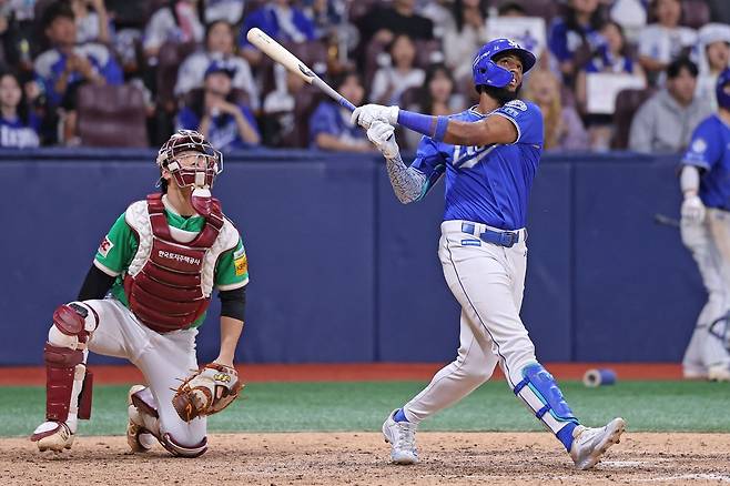 삼성 르윈 디아즈가 28일 고척 키움전 9회초 2루타를 때리고 있다. 삼성 라이온즈 제공