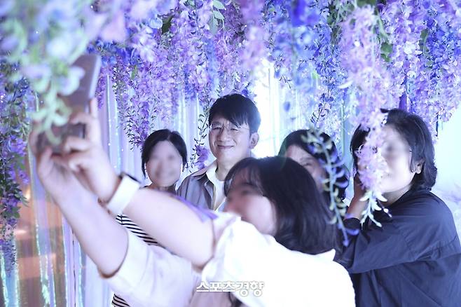 구성원 가족과 지인들과 시간을 보내고 있는 방시혁 하이브 의장. 하이브 제공