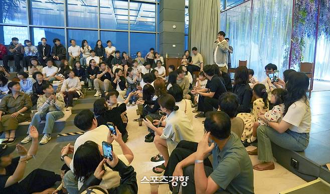 구성원 가족과 지인들과 시간을 보내고 있는 방시혁 하이브 의장. 하이브 제공