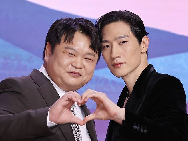 하트 만드는 고규필-노상현. 연합뉴스 제공.