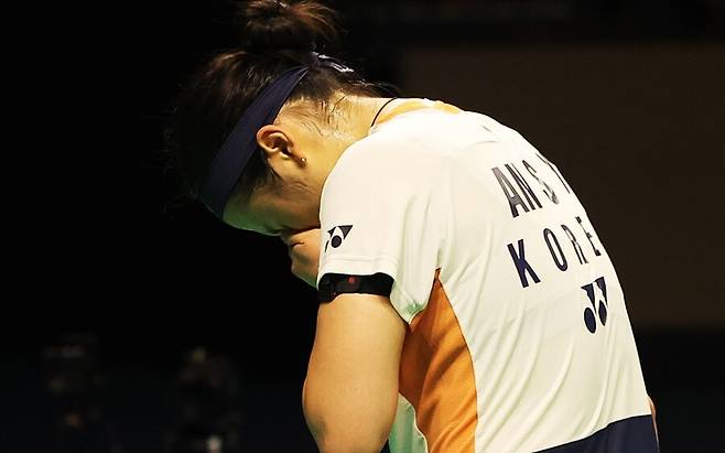 ▲ 안세영이 28일 경기도 수원체육관에서 열린 세계배드민턴연맹(BWF) 월드투어 슈퍼 500 코리아오픈 여자단식 결승에서 일본 야마구치 아카네에 실점한 후 아쉬워하고 있다. ⓒ 연합뉴스