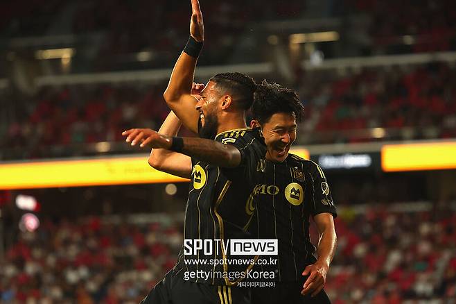 ▲ 부앙가는 손흥민과 함께 뛴 시카고파이어FC전부터 지난 28일 열린 세인트루이스시티전까지 총 8경기에서 10골 1개의 도움을 기록 중이다. 해당 과정에서 두 차례 해트트릭을 기록할 정도로 절정의 폼을 보여주고 있다. 또, LAFC의 전설 카를로스 벨라를 제치고 LAFC 통산 최다 득점자로 올라섰다.