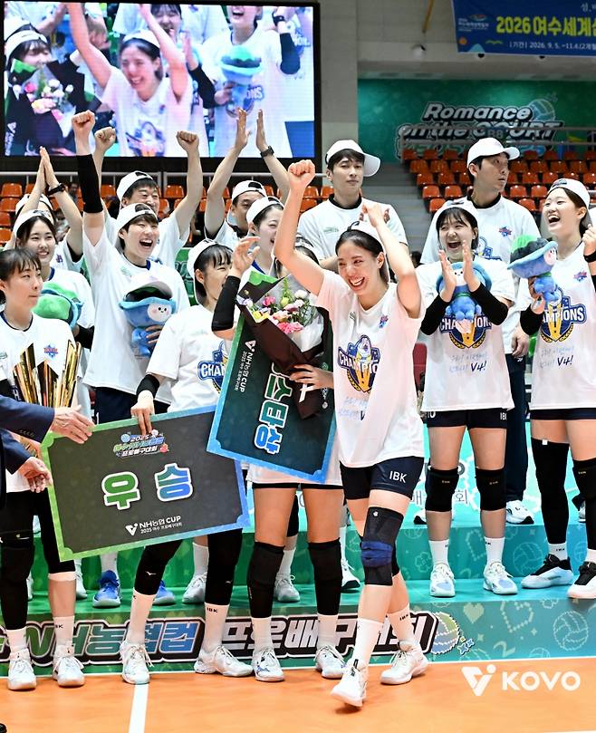 우승 세리머니 중 환하게 웃는 육서영(가운데)의 모습. /사진=KOVO 제공
