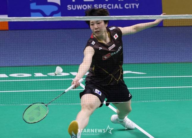 야마구치가 안세영의 공격을 걷어내고 있다. /사진=김진경 대기자