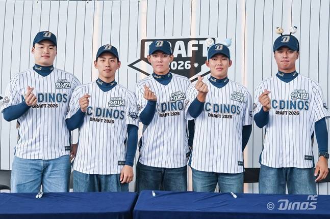 부산고 안지원(맨 오른쪽)이 지난 24일 창원NC파크를 방문해 팬들을 만났다. /사진=NC 다이노스 제공