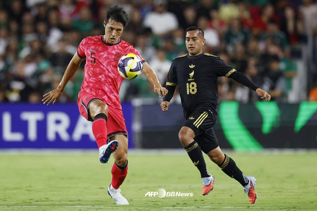 지난 멕시코전에 출전한 박용우(왼쪽). /AFPBBNews=뉴스1