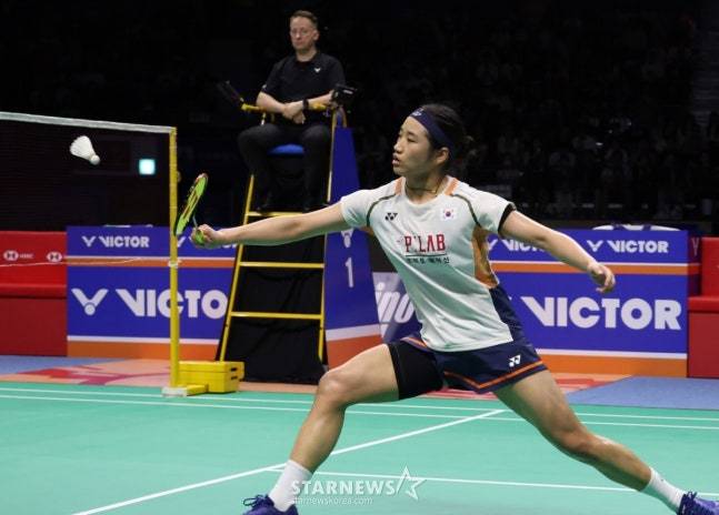 야마구치의 공격을 받아내고 있는 안세영. /사진=김진경 대기자