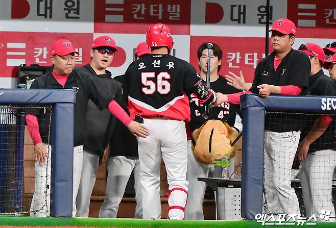 24일 오후 서울 구로구 고척스카이돔에서 열린 '2025 신한 SOL Bank KBO리그' KIA 타이거즈와 키움 히어로즈의 경기, 2회초 1사 KIA 오선우가 솔로 홈런을 날린 후 이범호 감독의 축하를 받고 있다. 엑스포츠뉴스 DB