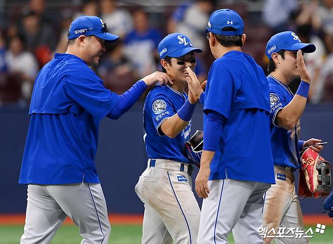 박진만(왼쪽 첫 번째) 감독이 이끄는 삼성 라이온즈가 28일 서울 고척스카이돔에서 열린 2025 신한 SOL Bank KBO리그 키움 히어로즈와의 팀 간 16차전에서 4-2로 이겼다. 사진 고아라 기자