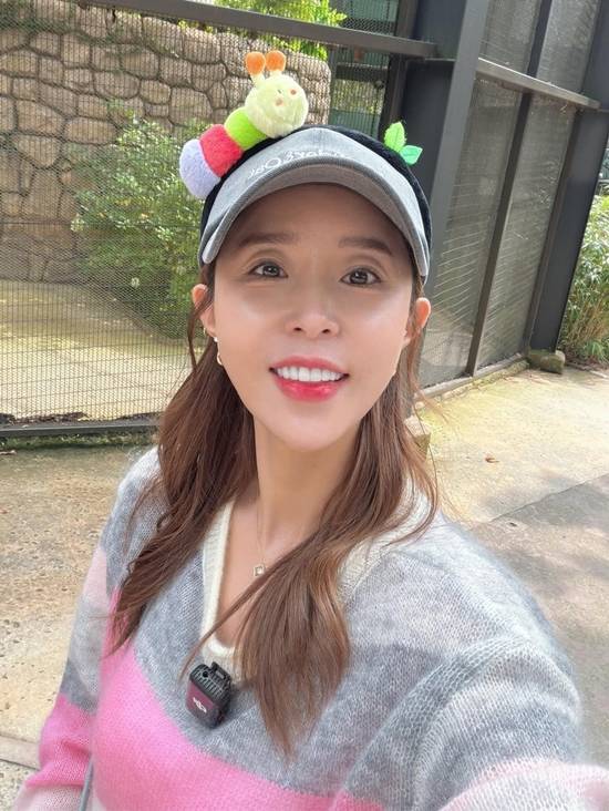머리띠를 쓴 채 웃고 있는 신지의 모습. 사진= 신지 SNS