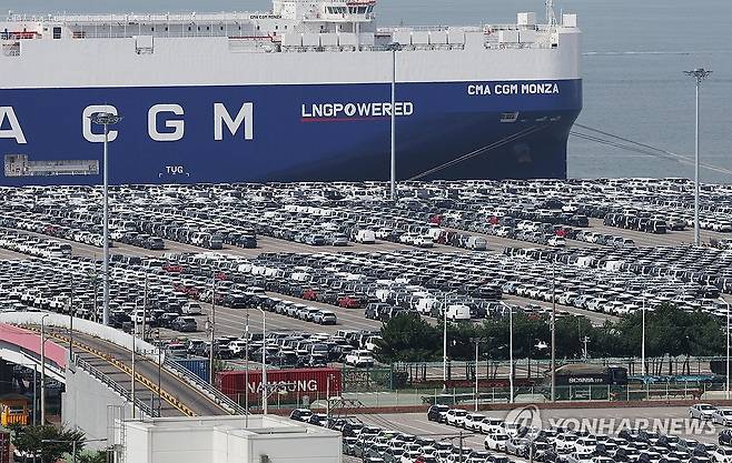경기도 평택항에 수출용 자동차가 세워져 있는 모습 [연합뉴스 자료사진]