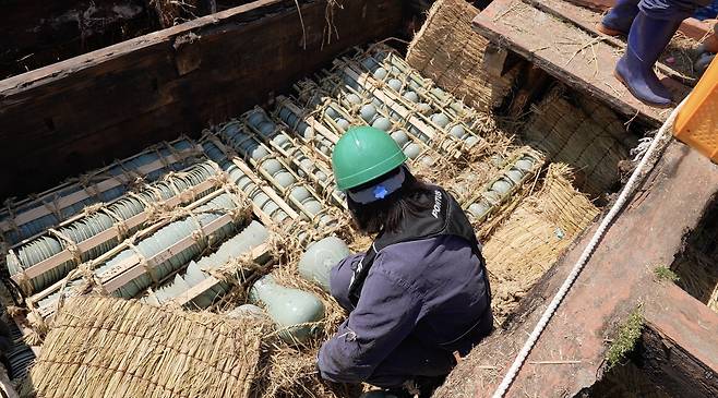 '고려 난파선' 재현을 위한 작업 모습  [국립해양유산연구소 제공. 재판매 및 DB 금지]