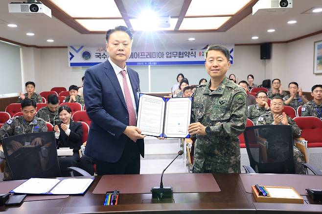 에어프레미아, 국군수송사령부와 군장병 등 할인 업무협약(MOU) (서울=연합뉴스) 29일 경기 과천시 국군수송사령부에서 열린 업무협약 체결식에서 유명섭 에어프레미아 대표(왼쪽)와 방현석 국군수송사령부 사령관이 기념촬영을 하고 있다. 2025.9.29 [에어프레미아 제공. 재판매 및 DB 금지]