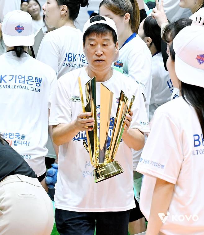 프로배구 컵대회 우승 트로피를 든 김호철 IBK기업은행 감독  [한국배구연맹 제공. 재판매 및 DB 금지]