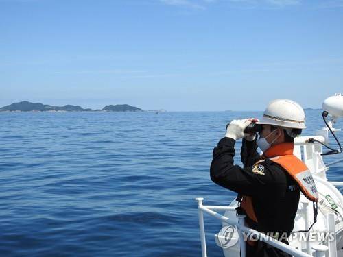 수색 중인 해경 [전북 군산해양경찰서 제공]