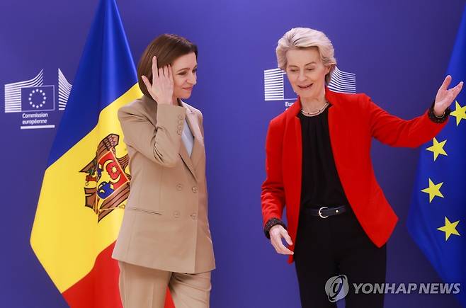 마이아 산두 몰도바 대통령과 우르줄라 폰데어라이엔 EU 집행위원장 [EPA 연합뉴스 자료사진. 재판매 및 DB 금지]