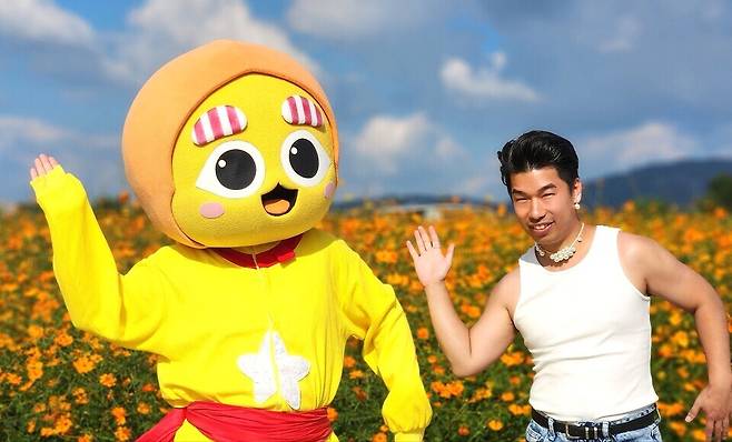 ▲ 양주시 천만송이 천일홍 축제를 빛낸 별산이와 진주무관이 관람객 앞에서 포즈를 취하며 축제 분위기를 더하고 있다.