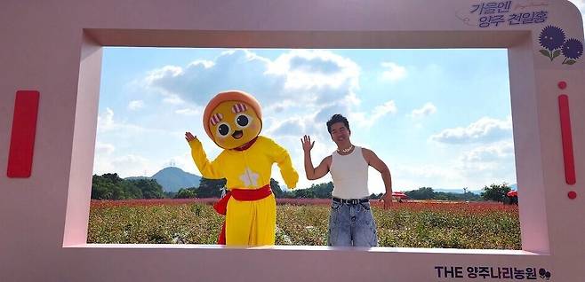 ▲ 별산이와 진주무관이 '가을엔 양주 천일홍' 포토존에서 춤을 추며 관람객들의 시선을 사로잡고 있다.