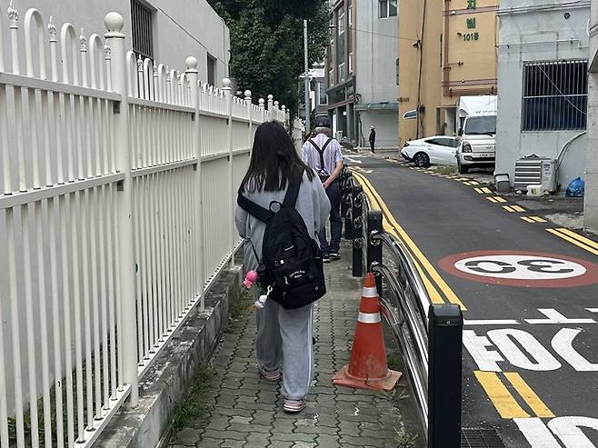 30일 오전 인천 계양구 계산동에 소재한 부평초등학교의 협소한 통학로를 이용해 학생이 등교하고 있다. 사진=노선우 기자