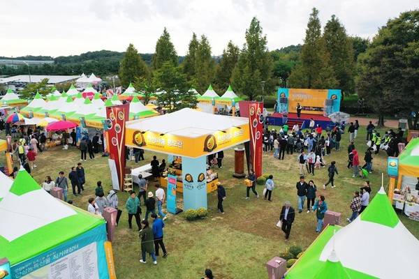 축제의 또 다른 백미인 농특산물 직거래장터는 메인무대 뒤쪽에 마련된다.[사진출처 = 안성시]