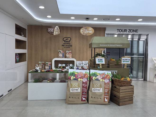 충북 음성군에 위치한 우리와 펫푸드 키친 1층에 상품들이 전시돼 있는 모습. /사진=이은지 기자