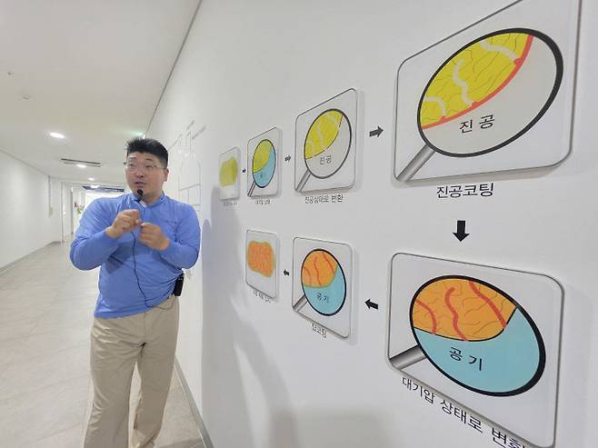 윤관식 우리와 생산팀 팀장이 반려동물 사료 제작 공정을 설명하고 있다. /사진=이은지 기자