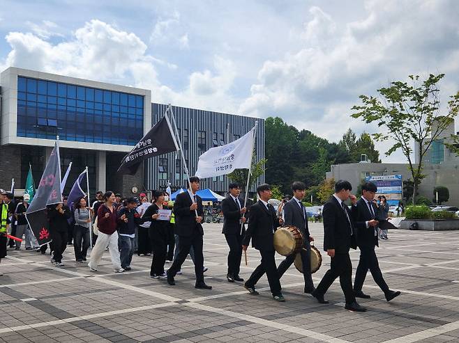 30일 공주대와의 통합을 추진 중인 충남대 총학생회가 통합 계획 수립 과정에서 학생 의견이 반영 되지 않았다며 학내 시위와 대행진을 진행했다. (사진=정바름 기자)