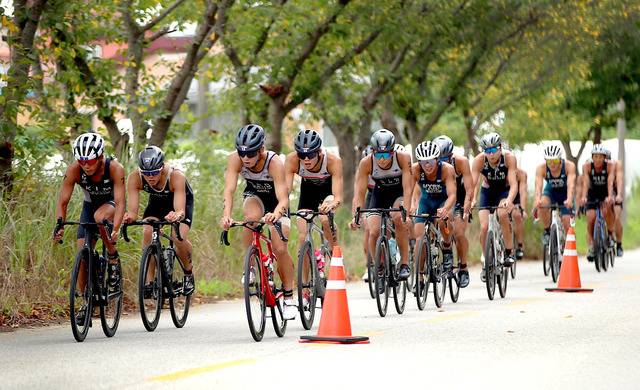 철인3종대회에서 선수들이 사이클을 타고 있다./사진제공=전북자치도철인3종협회