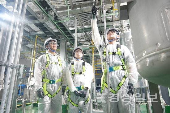 ▲ 울산과학대학교 서부캠퍼스 창의혁신관에 구축한 화학·바이오공정훈련센터. 재학생 교육뿐만 아니라 지역 석유화학 산업체 재직자를 대상으로 직무 향상 교육도 진행한다.