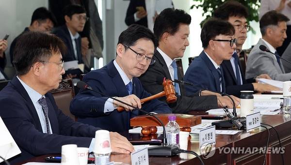 김경수 지방시대위원장이 30일 세종시 지방시대위원회에서 열린 제22차 회의에서 회의 시작을 알리고 있다. 이날 회의에서는 '5극3특 국가균형성장 추진전략'에 관해 논의했다. /연합뉴스