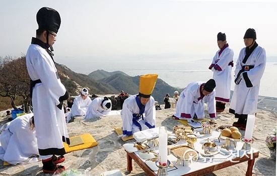 대한민국 정부는 양력 10월 3일을 개천절로 경축하고, 대종교는 음력 10월 3일에 인천 강화군 마니산 참성단에서 별도의 제천행사를 한다. 사진은 마니산 참성단에서 거행된 대종교의 제4473주년 개천절 홍익대제 선의식 모습.