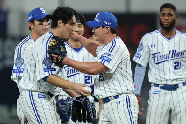 삼성 라이온즈의 오승환이 30일 대구에서 열린 KIA 타이거즈와의 홈 최종전 9회초 등판해 한 타자를 상대한 뒤 공을 마무리 김재윤에게 넘겨주고 있다. 경기 후 오승환의 은퇴식이 진행됐다. 삼성 제공