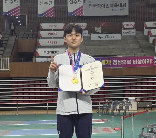 남자 18세 이하부 에페 개인전에서 금메달을 차지한 경남체고 전유섭이 메달을 목에 걸고 기념촬영을 하고 있다. 사진=경남체고