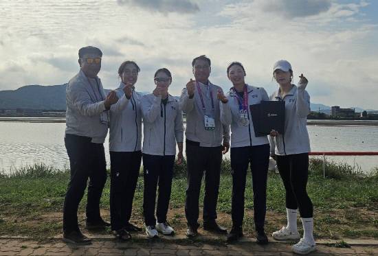 카누에서 은메달 3개를 수확한 경남체육회 선수들이 경남카누연맹 김석조 회장, 경남체육회 카누팀 임용훈 감독(왼쪽)과 기념촬영을 하고 있다. 사진=경남카누연맹