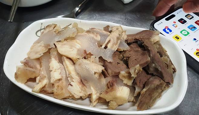 개복치 수육. 이걸 처음 보고 뭔지 아는 사람은 거의 없다.