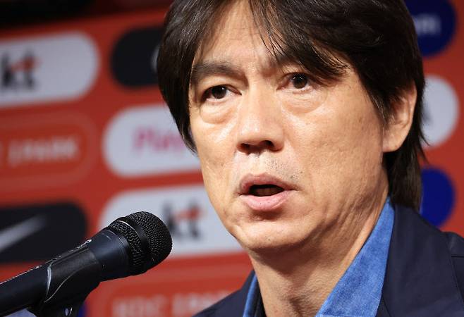 홍명보 축구 국가대표팀 감독이 29일 서울 종로구 축구회관에서 축구국가대표팀 친선경기 10월 소집명단을 발표하고 기자의 질문에 답하고 있다.  사진=연합뉴스