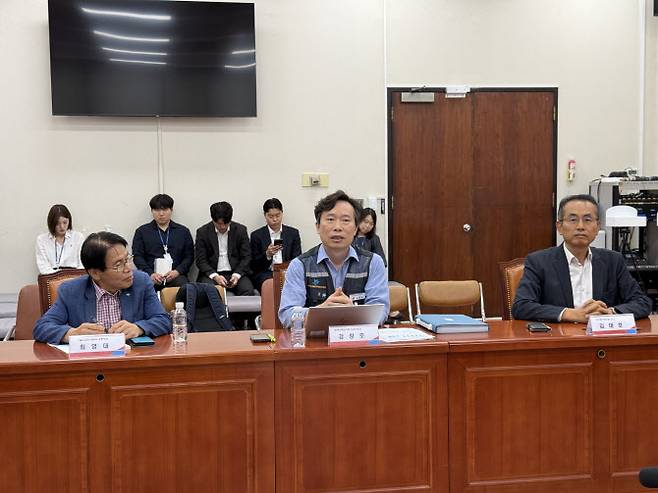 강창호 한국수력원자력 노조위원장이 30일 국회에서 열린 간담회에서 정부조직 개편안에 대한 입장을 밝히고 있다. 이날 간담회는 국민의힘 정책위원회·김은혜 의원·김형동 의원 공동 주최로 열렸다. 국민의힘 장동혁 대표와 송언석 원내대표를 비롯해 환경노동위원회 국회의원, 서울대 원자력정책센터, 국민대, 한전원자력연료, 한전기술노조, 시민사회단체 등이 참석했다. (사진=한국수력원자력 노조)