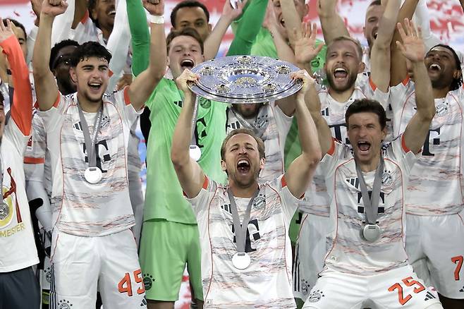 해리 케인(가운데)이 우승 트로피를 들고 기뻐한다