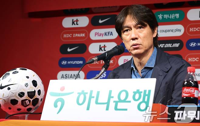 홍명보 축구 국가대표팀 감독이 29일 서울 종로구 축구회관에서 하나은행 초청 축구국가대표팀 친선경기 10월 소집명단 발표를 하고 있다. 2025.9.29/뉴스1 ⓒ News1 김명섭 기자