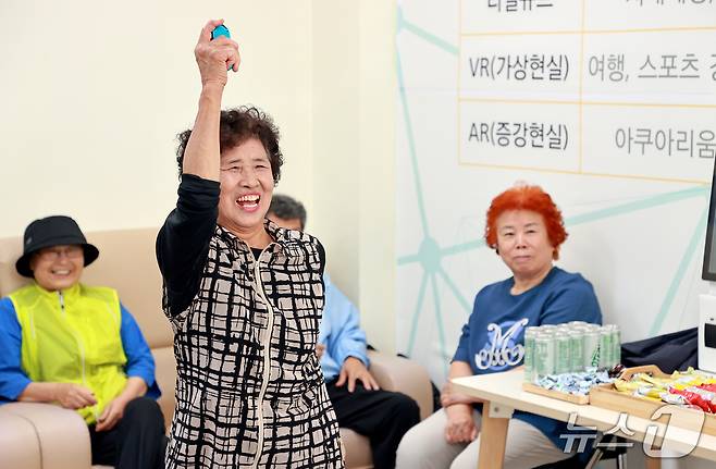 충북 괴산군 노인복지관을 찾은 어르신들이 29일 즐거운 한때를 보내고 있다.(괴산군 제공, 재판매 및 DB금지)/뉴스1