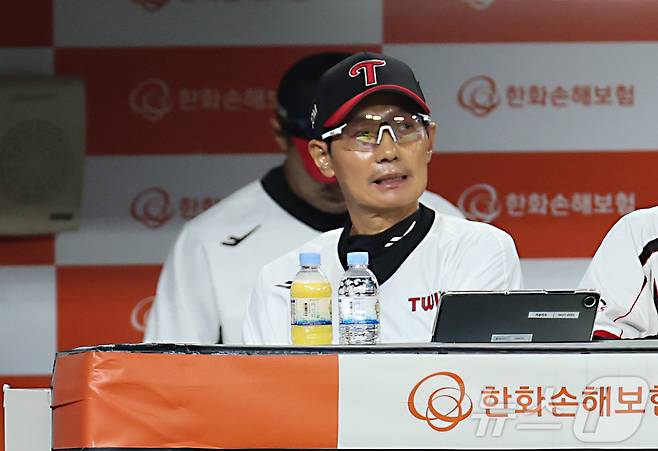 29일 대전 한화생명볼파크에서 열린 프로야구 '2025 신한 SOL 뱅크 KBO리그' 한화이글스 대 LG트윈스 경기에서 LG 선발 임찬규가 2회 2실점 하자 염경엽 감독이 아쉽게 바라보고 있다 2025.9.29/뉴스1 ⓒ News1 김기남 기자
