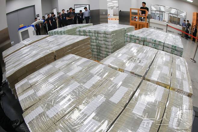 30일 서울 중구 한국은행 화폐수납장에서 관계자들이 추석 화폐 공급을 하고 있다. 2025.9.30/뉴스1 ⓒ News1 사진공동취재단