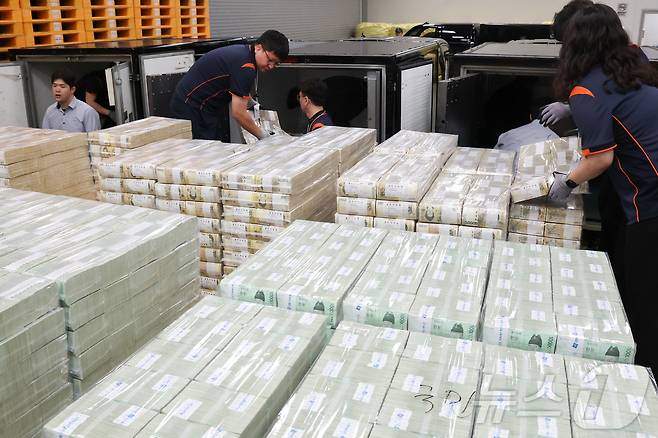 30일 서울 중구 한국은행 화폐수납장에서 관계자들이 추석 화폐 공급을 하고 있다. 2025.9.30/뉴스1 ⓒ News1 사진공동취재단