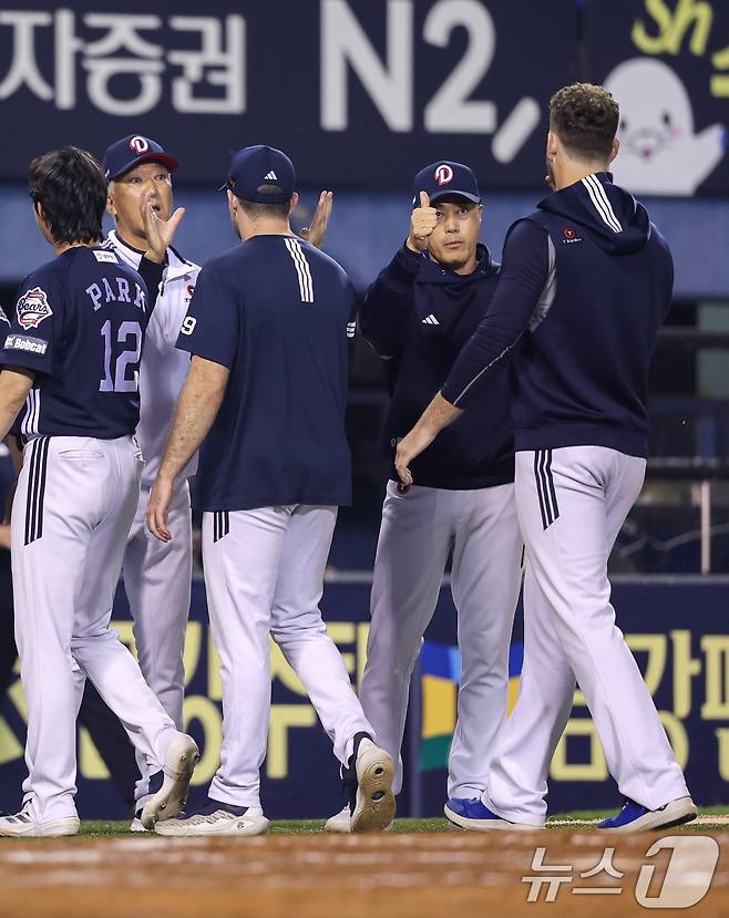 30일 오후 서울 송파구 잠실야구장에서 열린 프로야구 2025 신한 SOL 뱅크 KBO 리그 두산 베어스와 LG 트윈스의 경기에서 6:0으로 두산이 승리, 조성환 감독 대행이 승리투수 콜 어빈을 향해 엄지손가락을 치켜들고 있다. 2025.9.30/뉴스1 ⓒ News1 안은나 기자