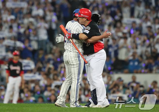 30일 오후 대구 수성구 삼성라이온즈파크에서 열린 프로야구 '2025 신한 SOL뱅크 KBO 리그' KIA 타이거즈와 삼성 라이온즈의 경기, 5대 0으로 앞선 9회초 마운드에 오른 삼성 마무리 투수 오승환이 KIA 대타 최형우를 삼진으로 처리한 뒤 포옹하고 있다. 2025.9.30/뉴스1 ⓒ News1 공정식 기자