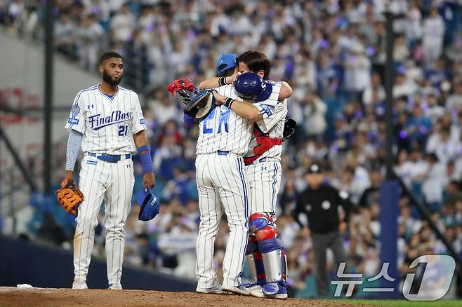30일 오후 대구 수성구 삼성라이온즈파크에서 열린 프로야구 '2025 신한 SOL뱅크 KBO 리그' KIA 타이거즈와 삼성 라이온즈의 경기, 5대 0으로 앞선 9회초 마운드에 오른 삼성 마무리 투수 오승환이 KIA 대타 최형우를 삼진으로 처리한 뒤 강민호 포수와 포옹하고 있다. 2025.9.30/뉴스1 ⓒ News1 공정식 기자