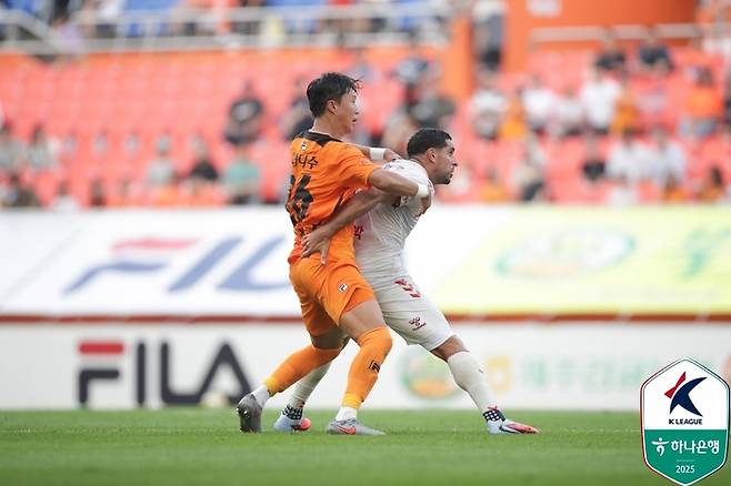 제주 선수들을 괴롭힌 싸박. 제공 | 한국프로축구연맹