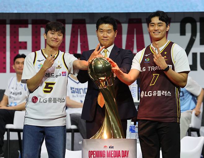29일 서울 용산구 블루스퀘어에서 열린 ‘2025-2026시즌 프로농구 개막 미디어데이 & 팬페스트’ 행사에서 LG 조상현 감독, 양준석, 유기상이 포즈를 취하고 있다. 사진 | 연합뉴스