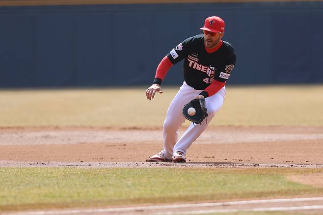 KIA 위즈덤이 잠실구장에서 열린 2025 KBO리그 시범경기 두산전에서 1루 수비를 보고 있다. 사진 | KIA 타이거즈