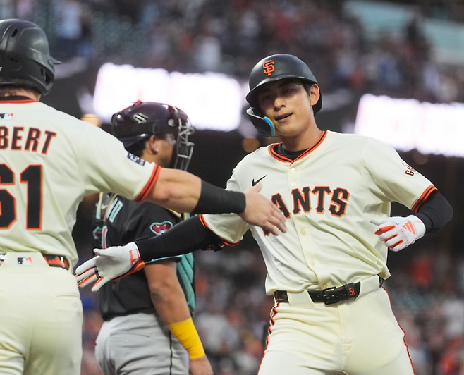 이정후가 득점한 뒤 하이파이브를 하고 있다. 사진 | AP연합뉴스